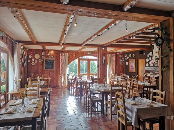 Ambiance montagne et cozy de la salle du restaurant Les Alisiers à Montclar